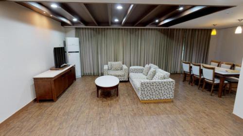 Valley Corner Suite