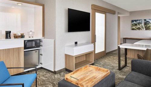 King Corner Suite with Sofa Bed