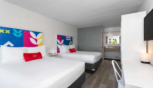 Queen Room with Two Queen Beds and City View - Non-Smoking