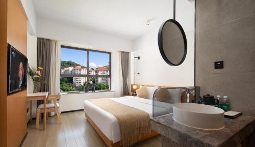 Deluxe Queen Room