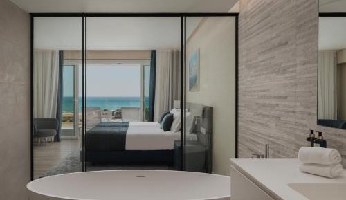 Four-Bedroom Duplex Apartment with Rooftop Jacuzzi 