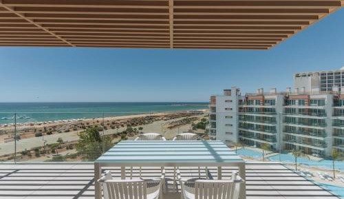 Two-Bedroom Apartment with Rooftop Jacuzzi