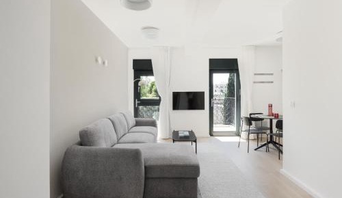 Deluxe One Bedroom Apartment with Balcony I 