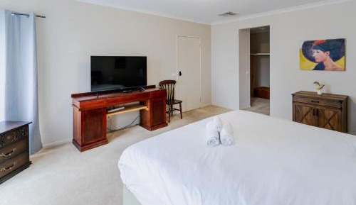 Deluxe Queen Room