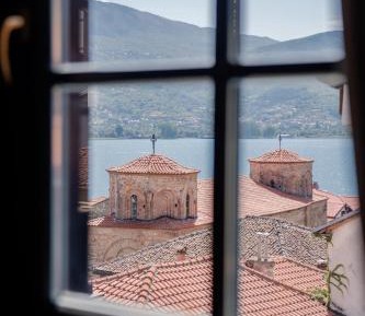 Apartment with Lake View