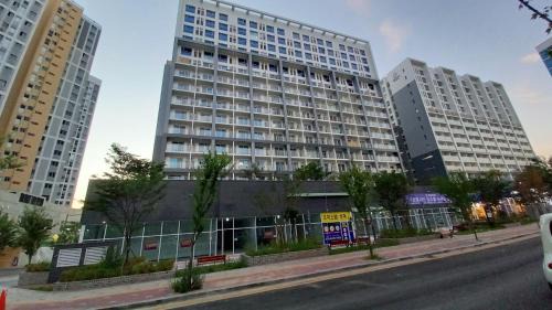 One-Bedroom Apartment with Balcony