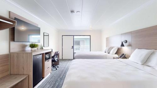 Queen Room with Two Queen Beds - Non-Smoking