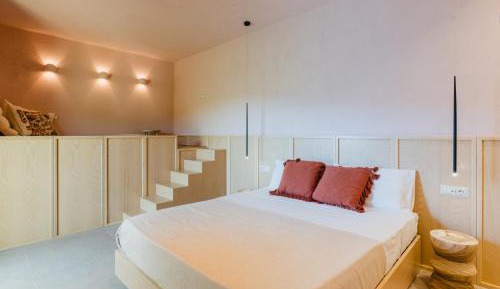 Deluxe Double Room (2 Adults + 1 Child)