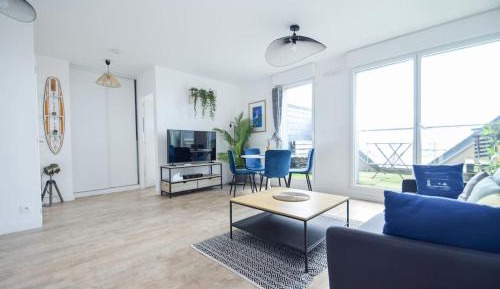 One-Bedroom Apartment with City View