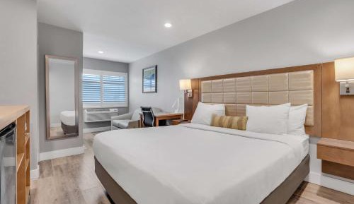 King Room with Couch - Non-Smoking