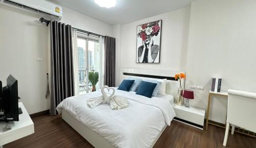 Apartment with Mountain View