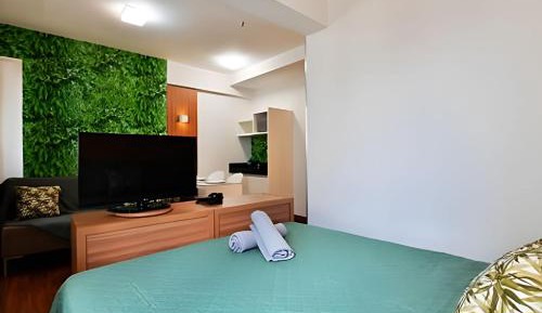 One-Bedroom Loft Apartment with One Queen Bed