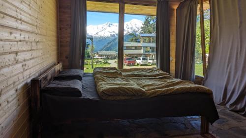 Apartment with Mountain View