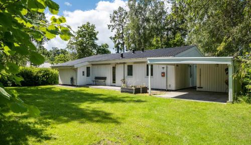 Three-Bedroom Holiday Home 