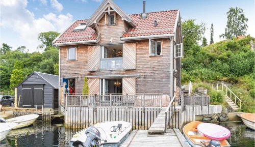 Three-Bedroom Holiday Home 