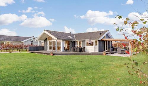 Three-Bedroom Holiday Home 