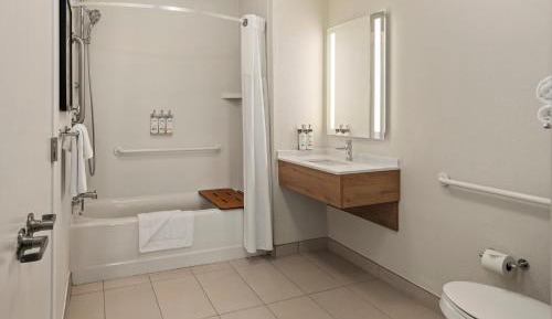 One-Bedroom Queen Room with Mobility Accessible Tub - Non-Smoking