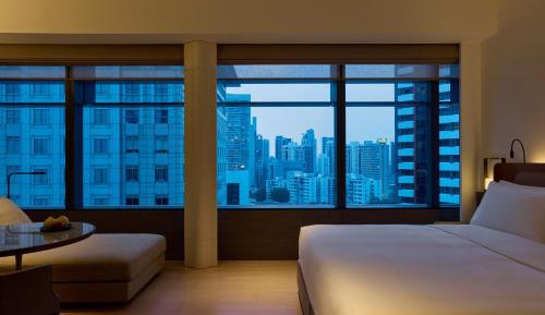 Emerald Room King (Complimentary Minibar, Refreshed Daily)
