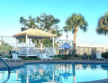 Apartment with Pool View 