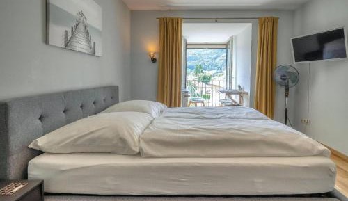 One-Bedroom Apartment with Mountain View