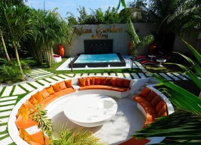 Four-Bedroom Apartment with Pool View