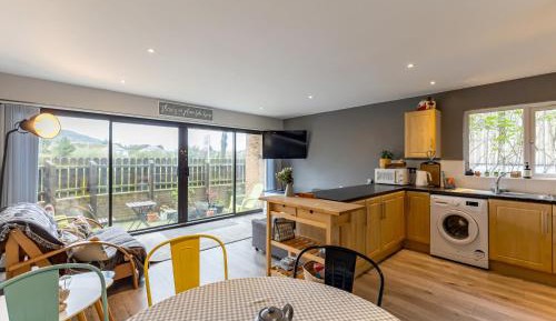 Apartment with Mountain View