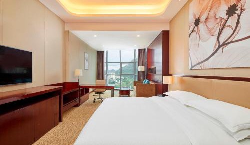 Traditional King, Larger Guest room, 1 King, Mountain view