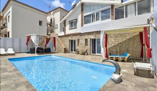 Apartment with Pool View 