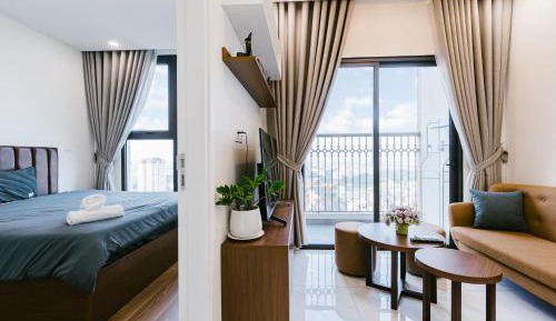 One-Bedroom Apartment with Lake View