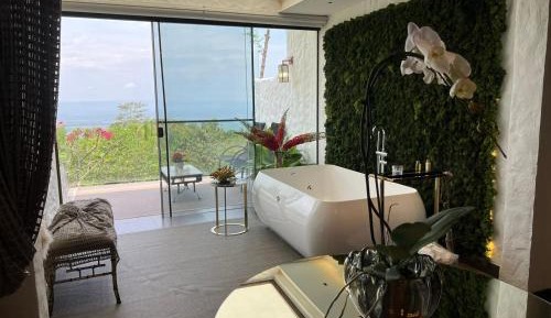 Deluxe Queen Suite