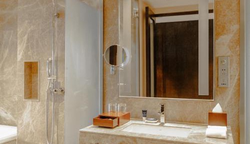 Comfort Room, Guest room, 1 King, City view, Pool access