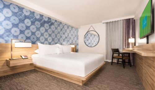 Deluxe Room, 1 King, Strip View, Non-Smoking
