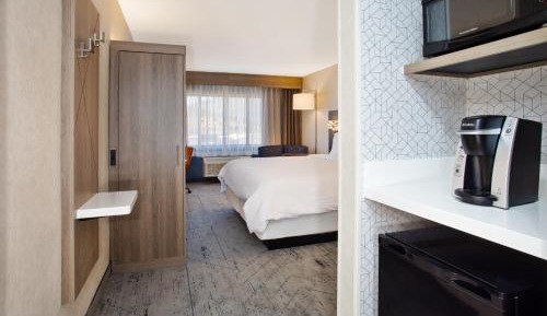 Standard Queen Room with Roll In Shower - Mobility Accessible