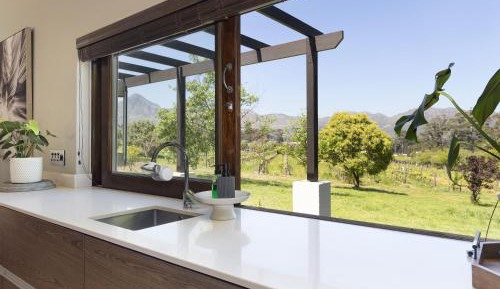 Four-Bedroom House with Swimming Pool - Vineyard Manor