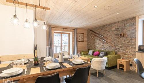 Apartment with Mountain View