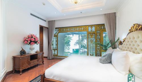 One-Bedroom Apartment with Lake View