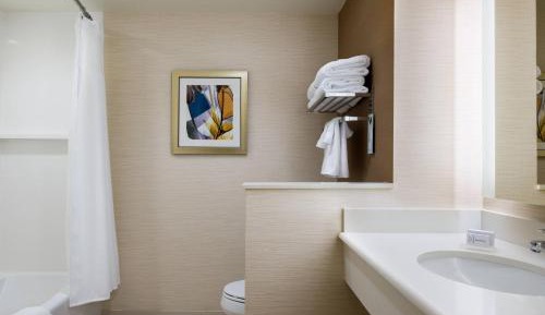 Queen Suite with Sofa Bed and Adapted Tub - Mobility and Hearing Accessible