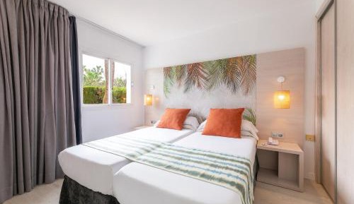 One-Bedroom Apartment with Balcony