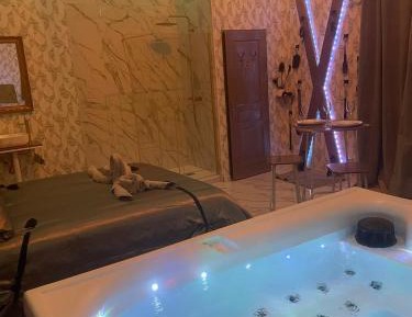 Suite with Hot Tub