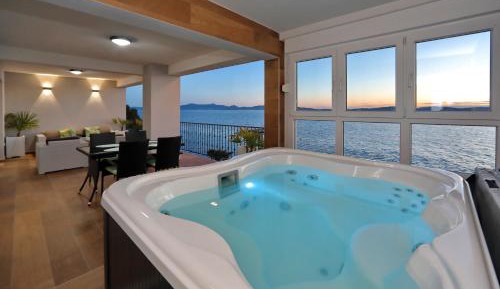 Apartment with Private Jacuzzi and Terrace 