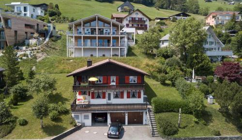 Apartment with Mountain View