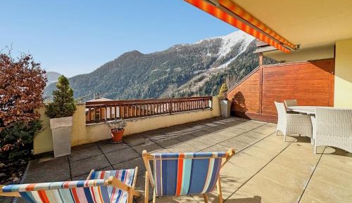 Apartment with Mountain View