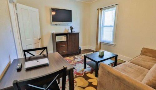 Deluxe Queen Suite