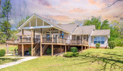 Three-Bedroom Holiday Home 