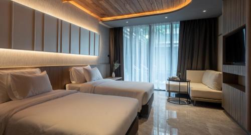 Deluxe Double or Twin Room with Pool View
