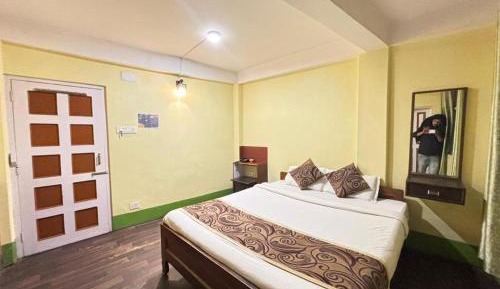 Deluxe Double Room (2 Adults + 1 Child)