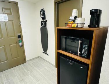 1 King Bed, Mobility Accessible Room, Bathtub w/ Grab Bars, Non-Smoking