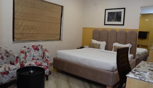 Deluxe Room (2 Adults + 1 Child)