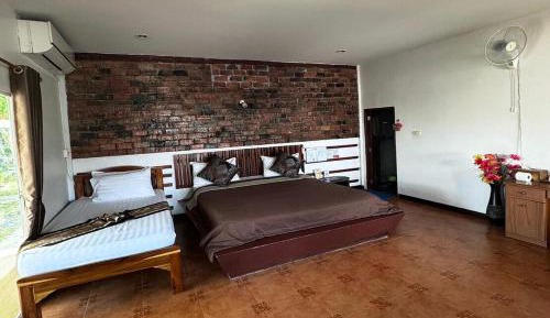 Deluxe Room (2 Adults + 1 Child)