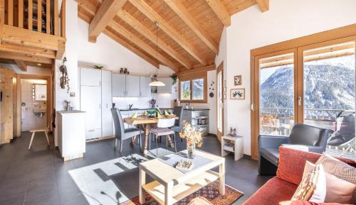 Apartment with Mountain View
